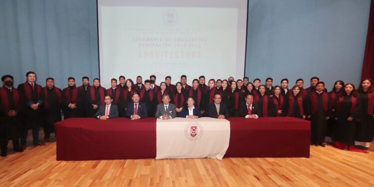 Entrega UATx a la sociedad profesionales en arquitectura