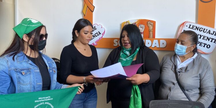 Recibe Lorena Ruiz iniciativa de Ddeser para despenalización del aborto