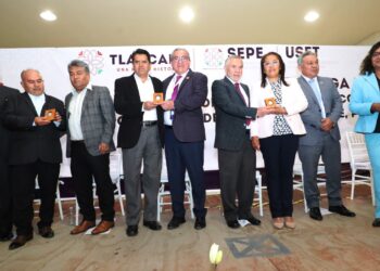 Entrega gobierno 231 medallas “Leonarda Gómez blanco de Hernández” por 30 años de servicio docente