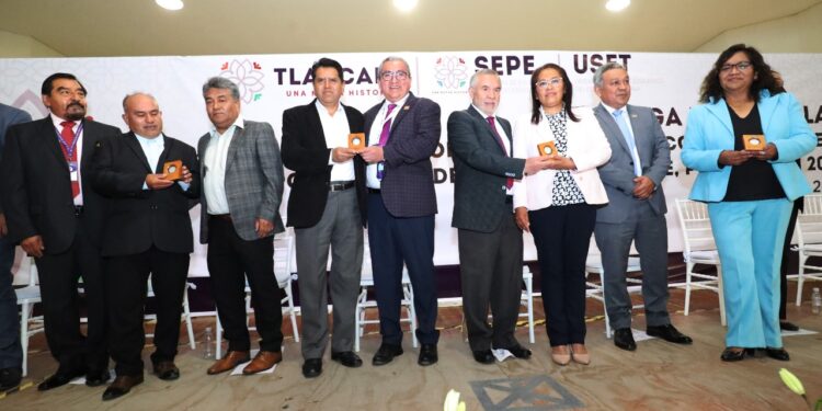 Entrega gobierno 231 medallas “Leonarda Gómez blanco de Hernández” por 30 años de servicio docente