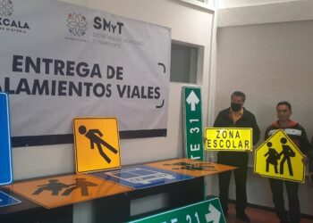 Entrega SMyT señalamientos viales a CECYTE 31 de Papalotla