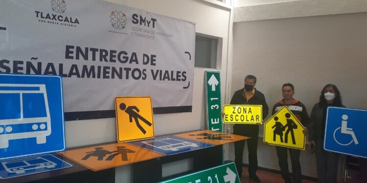 Entrega SMyT señalamientos viales a CECYTE 31 de Papalotla