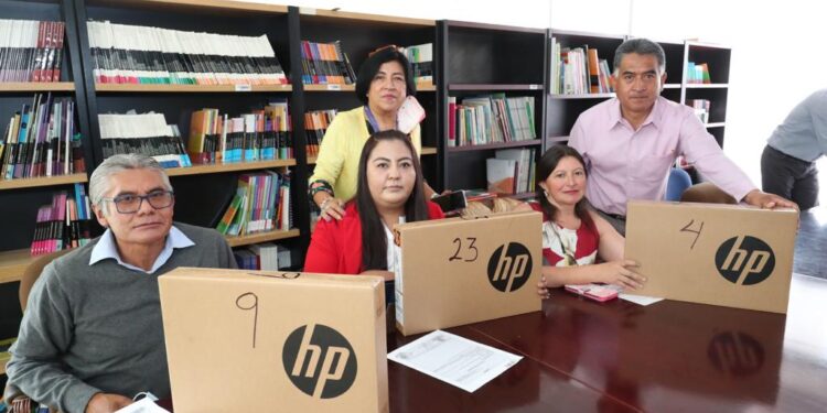 Entrega SEPE computadoras a maestros de las USAER