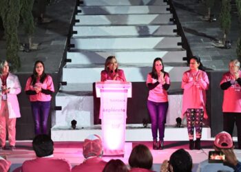 Iluminan escalinatas de Tlaxcala de color rosa contra el cáncer de mama