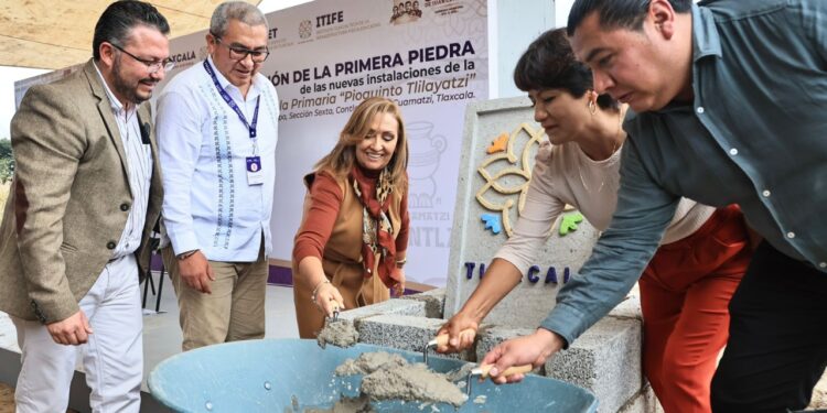 Colocó gobernadora Lorena Cuéllar primera piedra de la primaria “Pioquinto Tlilayatzi” en Contla