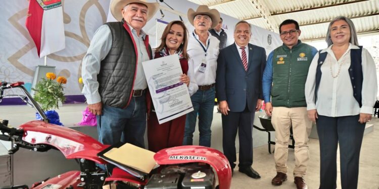 Entregó gobernadora Lorena Cuéllar maquinaria agrícola y reconocimientos a productores tlaxcaltecas