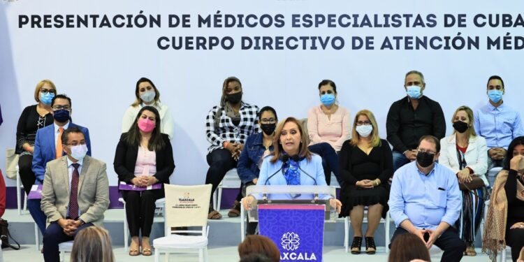 Presentó gobernadora Lorena Cuéllar a médicos especialistas cubanos y nuevo cuerpo directivo del OPD IMSS-BIENESTAR-SESA