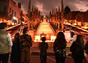 Encabezó gobernadora Lorena Cuéllar Cisneros encendido de iluminación decorativa por día de muertos
