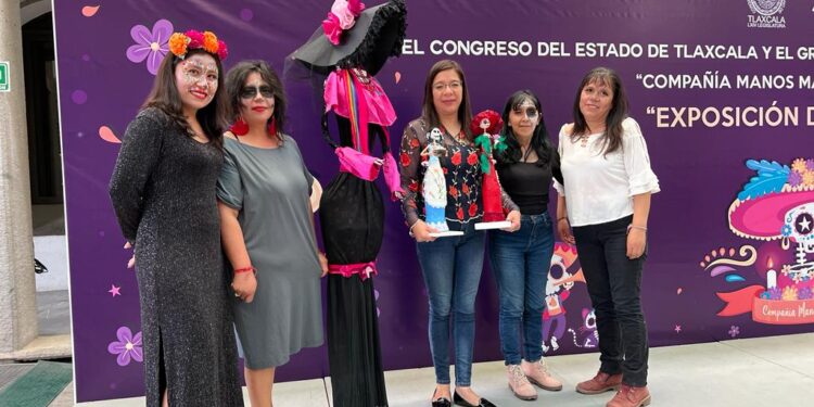 Realizan en el Congreso Expo-Venta de Catrinas elaboradas con material reciclable