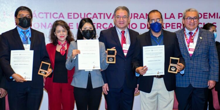 Recibe maestra del cobat reconocimiento a la práctica educativa durante la pandemia por COVID-19