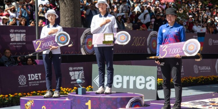 Galardonó gobernadora Lorena Cuéllar a campeonas de la modalidad arco recurvo femenil