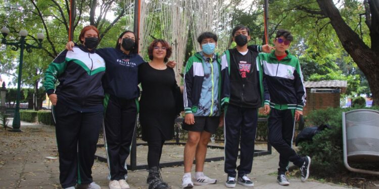 Alumnos del cecyte construyen instalación monumental para el cervantino