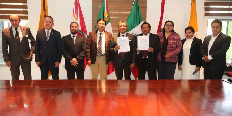 Signan convenio de colaboración UATx y COEPRIST