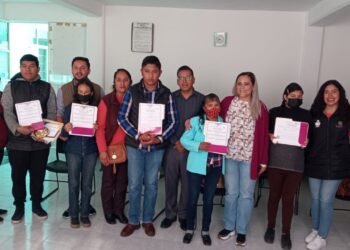 Entrega itea certificados de primaria y secundaria en plaza comunitaria de Tetla