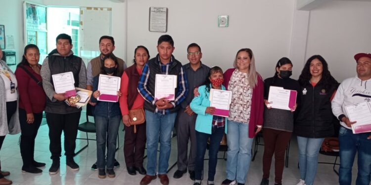 Entrega itea certificados de primaria y secundaria en plaza comunitaria de Tetla
