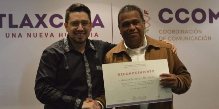 Reconoce secretaría de cultura a Miguel Terreros por participación con el alebrije “halcactoli”