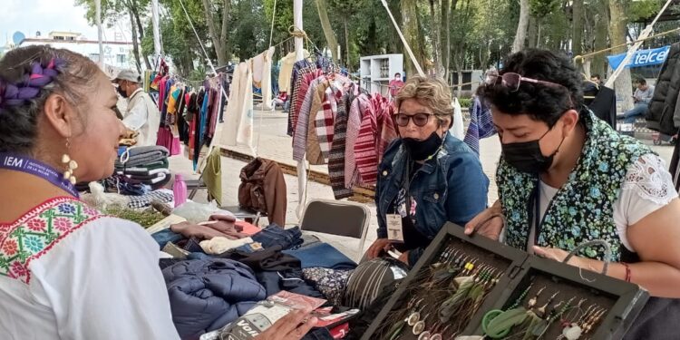 Inaugura IEM expo venta “juntas escribiendo una nueva historia”