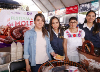 Deleitan paladares las cocineras tradicionales en el festival del mole