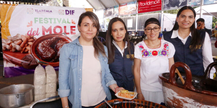 Deleitan paladares las cocineras tradicionales en el festival del mole