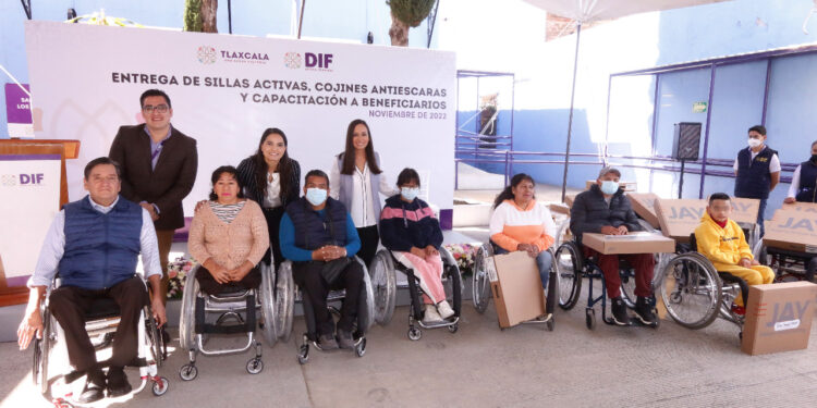 Entrega SEDIF sillas de ruedas activas y capacita a beneficiarios para su uso