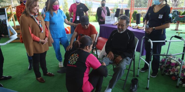 Entregó gobernadora Lorena Cuéllar prótesis de pierna a personas con discapacidad