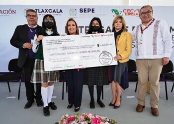 Dotó gobernadora Lorena Cuéllar de becas y equipamiento a planteles del CECYTE-EMSAD