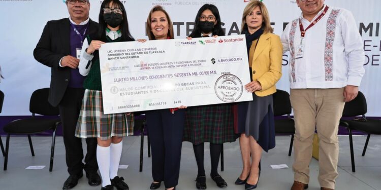 Dotó gobernadora Lorena Cuéllar de becas y equipamiento a planteles del CECYTE-EMSAD