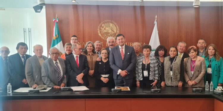 Entrega el Senado de la República reconocimientos a Radio Huamantla