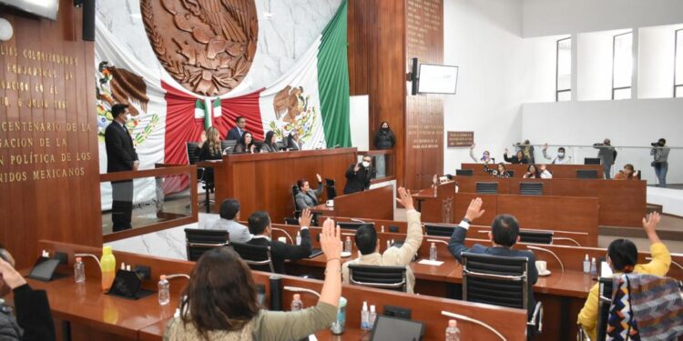 Aprueba LXIV Legislatura minuta para que entidades federativas legislen símbolos nacionales
