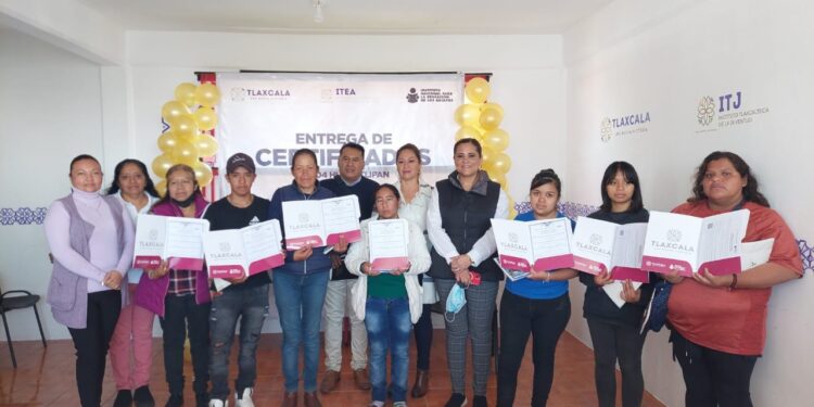 Entrega ITEA certificados de primaria y secundaria en Yauhquemehcan