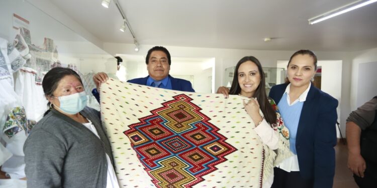 Entregó cat premios a ganadores del 11° concurso regional de textiles 2022