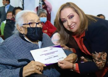 Entrega gobierno estatal pensiones a jubilados en lista de espera