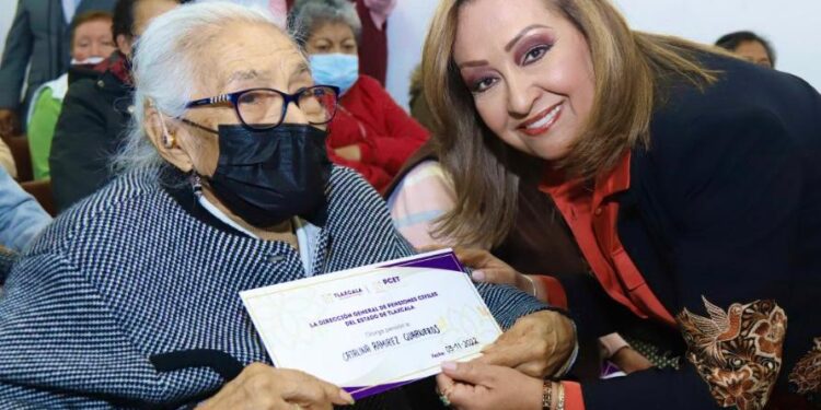 Entrega gobierno estatal pensiones a jubilados en lista de espera
