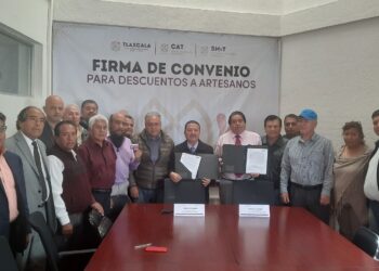 Signa convenio de colaboración FIDECIX con la UATx