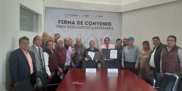 Signa convenio de colaboración FIDECIX con la UATx