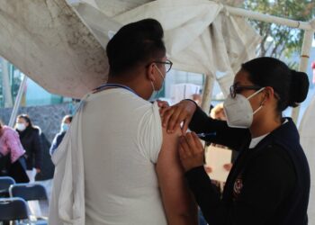 Colocan siete puntos de vacunación para aplicar refuerzo universal contra COVID-19
