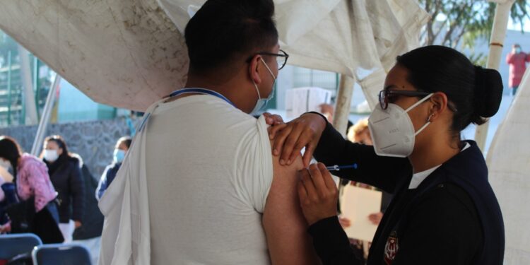 Colocan siete puntos de vacunación para aplicar refuerzo universal contra COVID-19