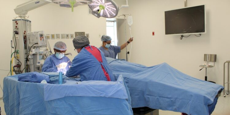 Regala padre segunda oportunidad de vida a su hija al donarle un riñón