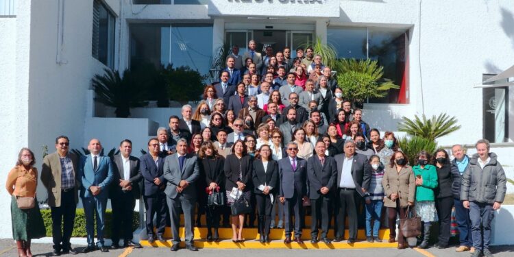 Fortalece UATx su planta docente