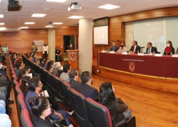 Vincula UATx a egresados y empleadores