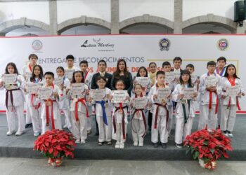 Entrega Leticia Martínez reconocimientos a las y los alumnos de la escuela Moo Duk Kwan