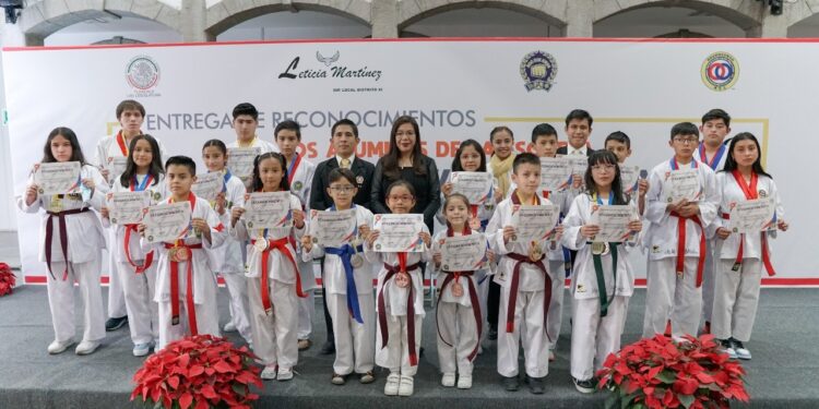 Entrega Leticia Martínez reconocimientos a las y los alumnos de la escuela Moo Duk Kwan