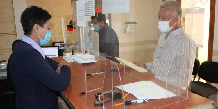 Otorga SMyT licencia de conducir a adultos mayores con un 50 por ciento de descuento