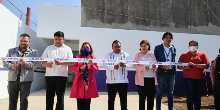 Entrega Lorena Cuéllar infraestructura educativa en Tetlatlahuca