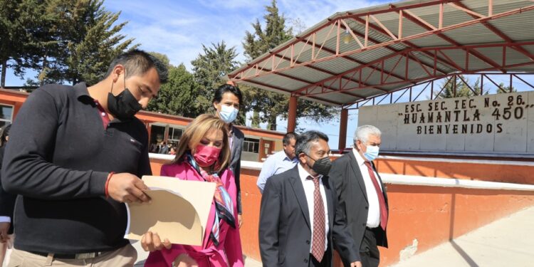 Entrega gobernadora edificio y equipamiento en la secundaria técnica 26 de Huamantla