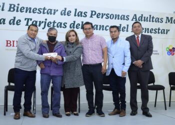 Entrega Cuéllar Cisneros tarjetas de pensión a adultos mayores