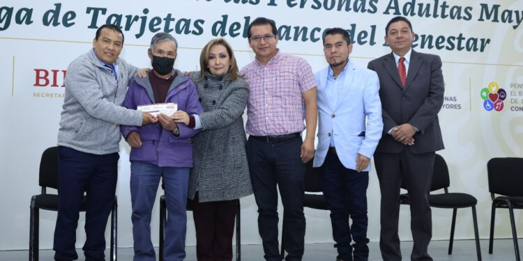 Entrega Cuéllar Cisneros tarjetas de pensión a adultos mayores