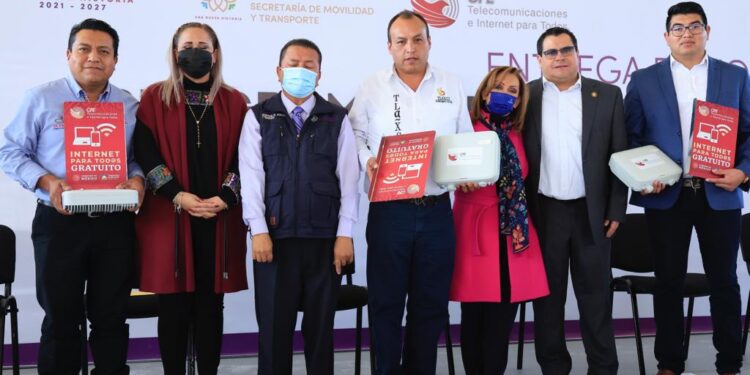 Entrega Lorena Cuéllar 22 equipos del programa “internet para todos”