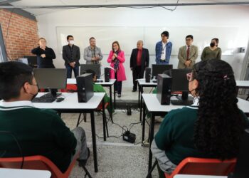 Gobernadora entrega mobiliario y mejora de infraestructura en secundaria de Chiautempan