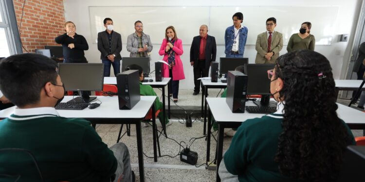 Gobernadora entrega mobiliario y mejora de infraestructura en secundaria de Chiautempan